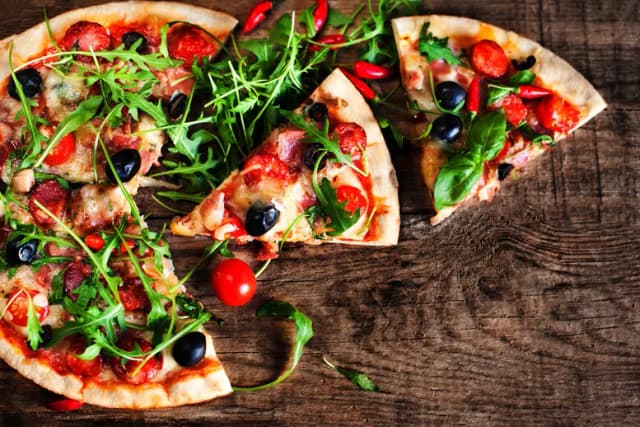 Jak podgrzać pizzę, aby była chrupiąca i smaczna - sprawdzone metody Jak podgrzać pizzę, aby była chrupiąca i smaczna - sprawdzone metody