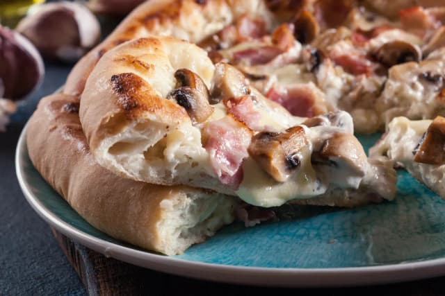 Pizza bianca co to - odkryj sekrety białej pizzy bez sosu pomidorowego Pizza bianca co to - odkryj sekrety białej pizzy bez sosu pomidorowego