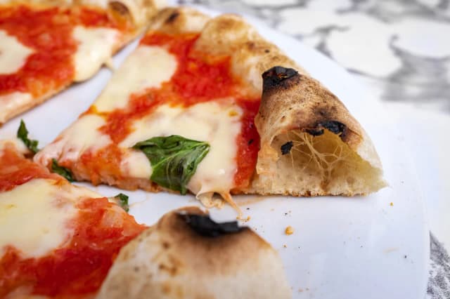 Jak wyrabiać ciasto na pizzę, aby uniknąć twardego spodu? Jak wyrabiać ciasto na pizzę, aby uniknąć twardego spodu?