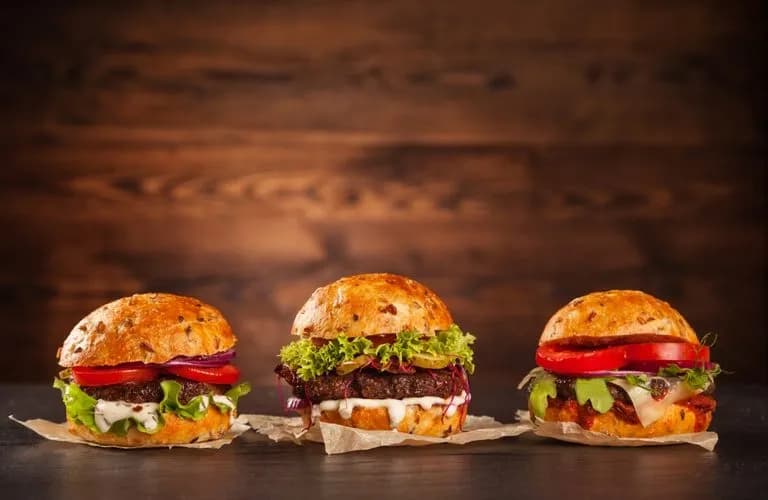 Ile kalorii ma hamburger domowy? Sprawdź, co wpływa na kaloryczność Ile kalorii ma hamburger domowy? Sprawdź, co wpływa na kaloryczność
