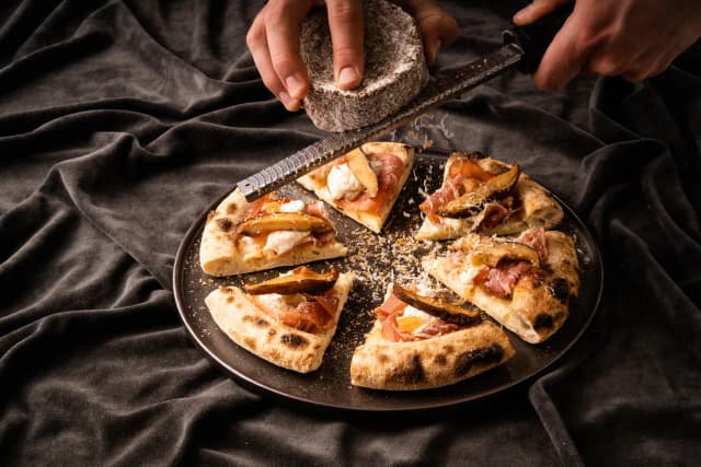Pizza gourmet co to? Poznaj wyjątkowe smaki i różnice z tradycyjną pizzą Pizza gourmet co to? Poznaj wyjątkowe smaki i różnice z tradycyjną pizzą