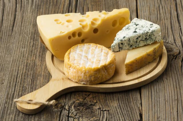 Jaki ser do burgera? Odkryj najlepsze opcje, które zachwycą smakiem Jaki ser do burgera? Odkryj najlepsze opcje, które zachwycą smakiem