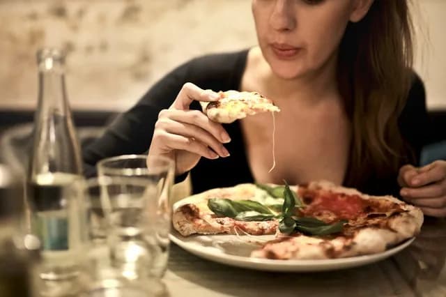 Jak jeść pizzę we Włoszech: odkryj tajemnice idealnego smaku Jak jeść pizzę we Włoszech: odkryj tajemnice idealnego smaku