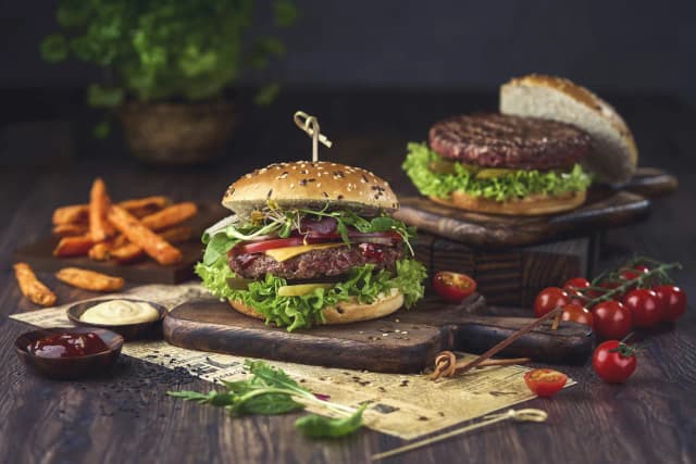 Z jakiego kraju pochodzi hamburger? Odkryj jego fascynującą historię Z jakiego kraju pochodzi hamburger? Odkryj jego fascynującą historię