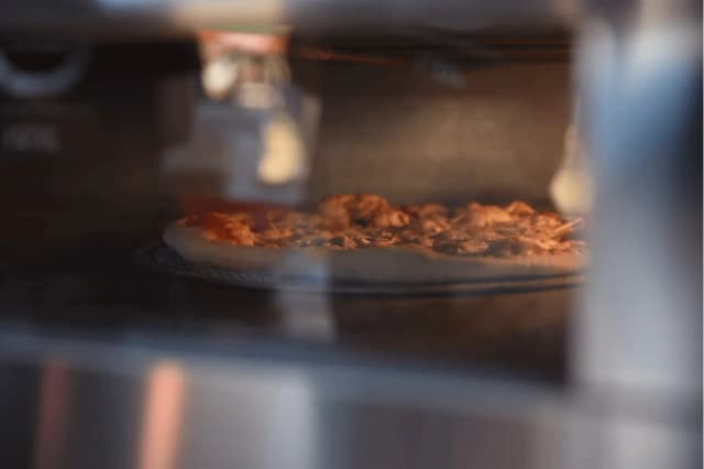 Ile powinno się piec pizzę? Sprawdź idealny czas pieczenia Ile powinno się piec pizzę? Sprawdź idealny czas pieczenia