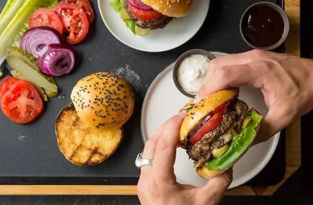 Jak doprawić mięso wołowe na burgery, aby zachwycić smakiem Jak doprawić mięso wołowe na burgery, aby zachwycić smakiem