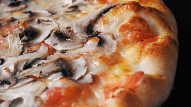 Jak zrobić domową pizzę - prosta receptura, która zachwyci smakami Jak zrobić domową pizzę - prosta receptura, która zachwyci smakami