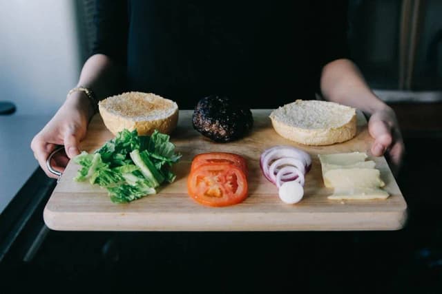 Jak smażyć burgery wołowe, aby były soczyste i pyszne Jak smażyć burgery wołowe, aby były soczyste i pyszne