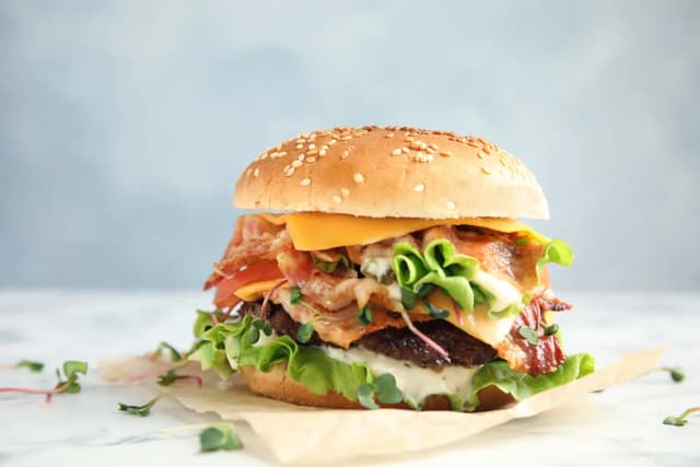 Ile kcal ma burger? Zaskakujące różnice w kaloryczności! Ile kcal ma burger? Zaskakujące różnice w kaloryczności!