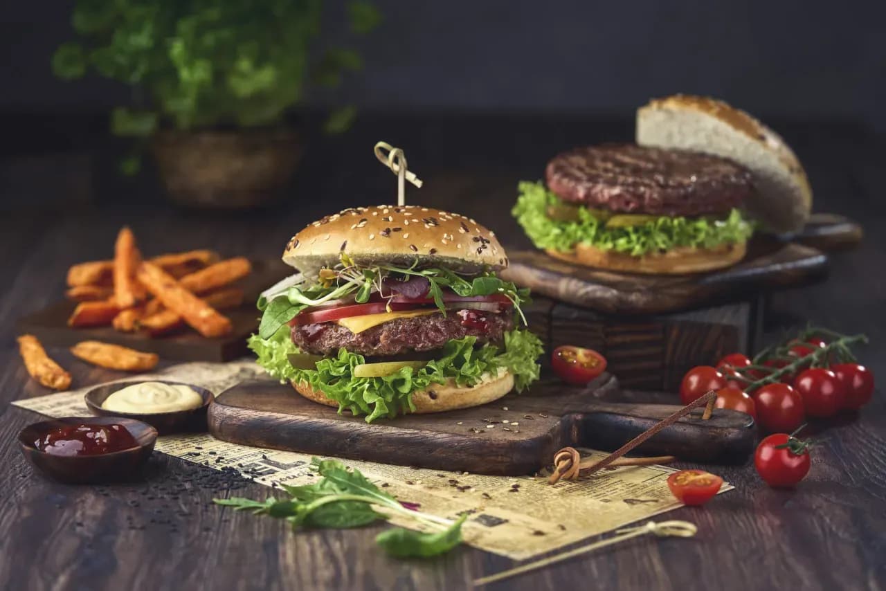Skąd pochodzą burgery? Odkryj ich zaskakującą historię i korzenie Skąd pochodzą burgery? Odkryj ich zaskakującą historię i korzenie