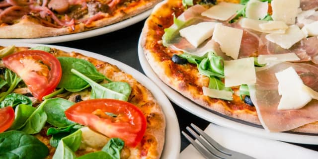 Ile kcal ma mała pizza? Sprawdź, co naprawdę zawiera! Ile kcal ma mała pizza? Sprawdź, co naprawdę zawiera!